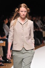 明るい風に乗って運ばれてきた希望の服  サポートサーフェス(support surface) 2012年春夏コレクション｜写真22