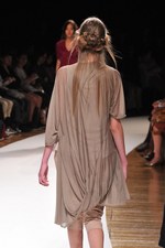 明るい風に乗って運ばれてきた希望の服  サポートサーフェス(support surface) 2012年春夏コレクション｜写真25