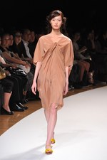 明るい風に乗って運ばれてきた希望の服  サポートサーフェス(support surface) 2012年春夏コレクション｜写真30