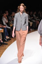 明るい風に乗って運ばれてきた希望の服  サポートサーフェス(support surface) 2012年春夏コレクション｜写真33