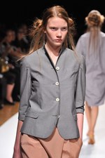 明るい風に乗って運ばれてきた希望の服  サポートサーフェス(support surface) 2012年春夏コレクション｜写真34