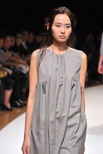 明るい風に乗って運ばれてきた希望の服  サポートサーフェス(support surface) 2012年春夏コレクション｜写真38