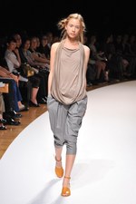 明るい風に乗って運ばれてきた希望の服  サポートサーフェス(support surface) 2012年春夏コレクション｜写真39