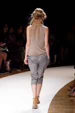 明るい風に乗って運ばれてきた希望の服  サポートサーフェス(support surface) 2012年春夏コレクション｜写真40