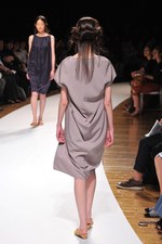 明るい風に乗って運ばれてきた希望の服  サポートサーフェス(support surface) 2012年春夏コレクション｜写真43