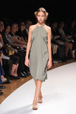 明るい風に乗って運ばれてきた希望の服  サポートサーフェス(support surface) 2012年春夏コレクション｜写真44