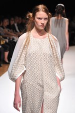 明るい風に乗って運ばれてきた希望の服  サポートサーフェス(support surface) 2012年春夏コレクション｜写真48
