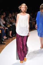 明るい風に乗って運ばれてきた希望の服  サポートサーフェス(support surface) 2012年春夏コレクション｜写真52