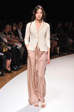 明るい風に乗って運ばれてきた希望の服  サポートサーフェス(support surface) 2012年春夏コレクション｜写真54