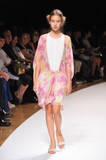 明るい風に乗って運ばれてきた希望の服  サポートサーフェス(support surface) 2012年春夏コレクション｜写真57