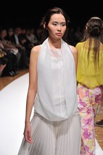 明るい風に乗って運ばれてきた希望の服  サポートサーフェス(support surface) 2012年春夏コレクション｜写真67