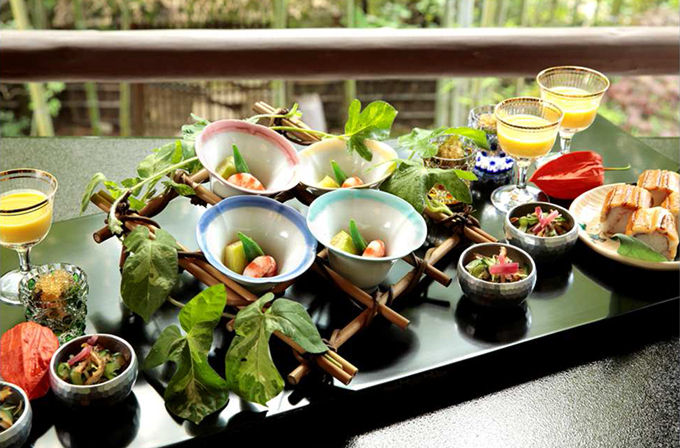 懐石料理「うかい竹亭」でほたる鑑賞のディナー - 高尾山のそよ風が吹く、日本庭園の離れで | 写真