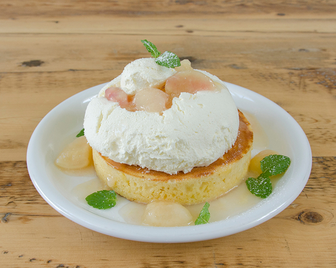 カフェ アクイーユ季節限定「桃のレアチーズパンケーキ」天使のクリームと桃、濃厚レアチーズのコラボ | 写真