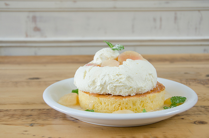 カフェ アクイーユ季節限定「桃のレアチーズパンケーキ」天使のクリームと桃、濃厚レアチーズのコラボ｜写真3