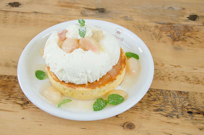 カフェ アクイーユ季節限定「桃のレアチーズパンケーキ」天使のクリームと桃、濃厚レアチーズのコラボ｜写真4