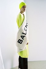 バレンシアガ 2016年プレフォールコレクション - 前を向くために歴史を振り返る｜写真1