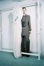 バレンシアガ 2016年プレフォールコレクション - 前を向くために歴史を振り返る｜写真13