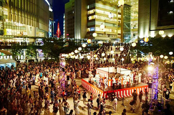 「梅田ゆかた祭2018」大阪で開催 - 盆踊りや打ち水、水辺に足を浸して食事を楽しめるテラスも | 写真