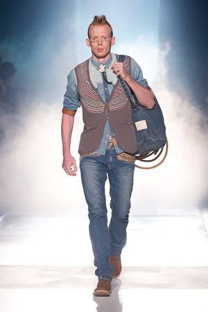 砂漠で力強く生きる男達をイメージ ホワイト マウンテニアリング(White Mountaineering)、2012年春夏コレクション｜写真1
