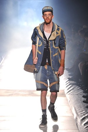 砂漠で力強く生きる男達をイメージ ホワイト マウンテニアリング(White Mountaineering)、2012年春夏コレクション｜写真3
