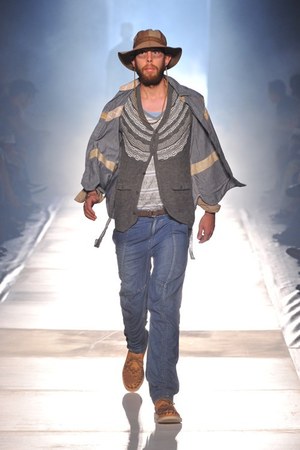 砂漠で力強く生きる男達をイメージ ホワイト マウンテニアリング(White Mountaineering)、2012年春夏コレクション｜写真4