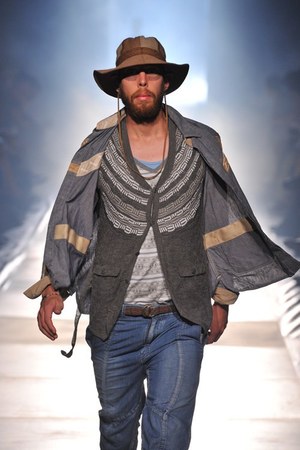砂漠で力強く生きる男達をイメージ ホワイト マウンテニアリング(White Mountaineering)、2012年春夏コレクション｜写真5