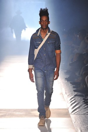砂漠で力強く生きる男達をイメージ ホワイト マウンテニアリング(White Mountaineering)、2012年春夏コレクション｜写真6