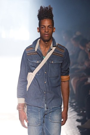 砂漠で力強く生きる男達をイメージ ホワイト マウンテニアリング(White Mountaineering)、2012年春夏コレクション｜写真7