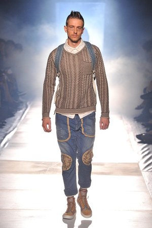 砂漠で力強く生きる男達をイメージ ホワイト マウンテニアリング(White Mountaineering)、2012年春夏コレクション｜写真12