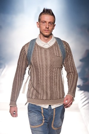 砂漠で力強く生きる男達をイメージ ホワイト マウンテニアリング(White Mountaineering)、2012年春夏コレクション｜写真13