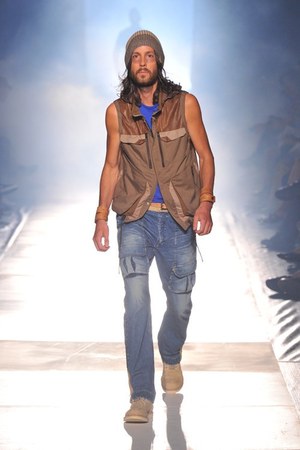 砂漠で力強く生きる男達をイメージ ホワイト マウンテニアリング(White Mountaineering)、2012年春夏コレクション｜写真14