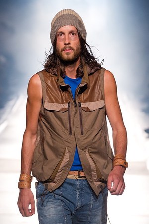 砂漠で力強く生きる男達をイメージ ホワイト マウンテニアリング(White Mountaineering)、2012年春夏コレクション｜写真15