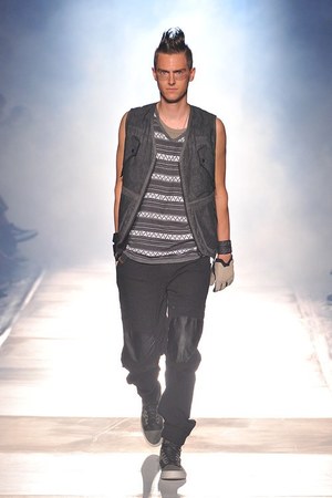 砂漠で力強く生きる男達をイメージ ホワイト マウンテニアリング(White Mountaineering)、2012年春夏コレクション｜写真16