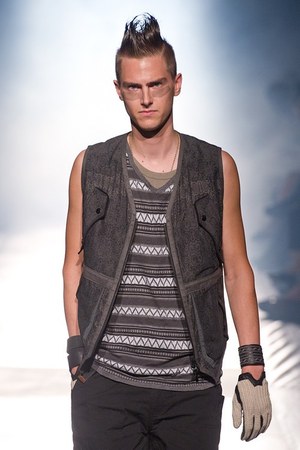 砂漠で力強く生きる男達をイメージ ホワイト マウンテニアリング(White Mountaineering)、2012年春夏コレクション｜写真17