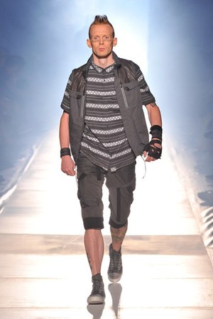 砂漠で力強く生きる男達をイメージ ホワイト マウンテニアリング(White Mountaineering)、2012年春夏コレクション｜写真19