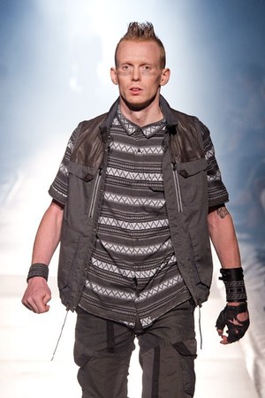 砂漠で力強く生きる男達をイメージ ホワイト マウンテニアリング(White Mountaineering)、2012年春夏コレクション｜写真20