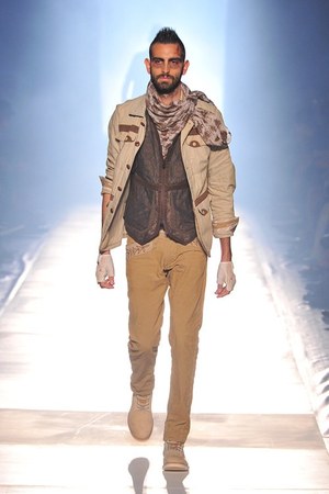 砂漠で力強く生きる男達をイメージ ホワイト マウンテニアリング(White Mountaineering)、2012年春夏コレクション｜写真21
