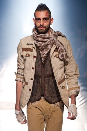 砂漠で力強く生きる男達をイメージ ホワイト マウンテニアリング(White Mountaineering)、2012年春夏コレクション｜写真22