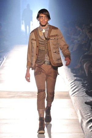 砂漠で力強く生きる男達をイメージ ホワイト マウンテニアリング(White Mountaineering)、2012年春夏コレクション｜写真23