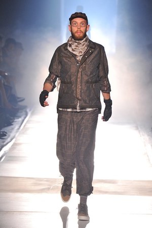 砂漠で力強く生きる男達をイメージ ホワイト マウンテニアリング(White Mountaineering)、2012年春夏コレクション｜写真30