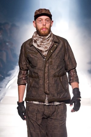 砂漠で力強く生きる男達をイメージ ホワイト マウンテニアリング(White Mountaineering)、2012年春夏コレクション｜写真31