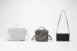 BAO BAO ISSEY MIYAKE 6月の新作 - ミラー素材で色合いが変化するトートバッグなど｜写真3