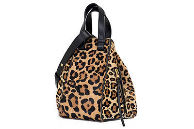 ロエベから新作「ハンモック スモール バッグ」、自在に変わるユニークなフォルム