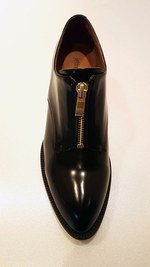 ジェフリーキャンベルの新作シューズ - ゴールドフレーム＆大粒のパールが存在感抜群｜写真3