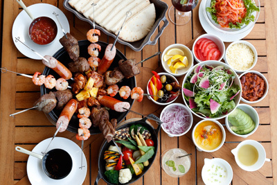 ハイボール｜パレスホテル東京、テラスで仔羊肉やシーフード等グリル料理を楽しむ夏限定メニュー