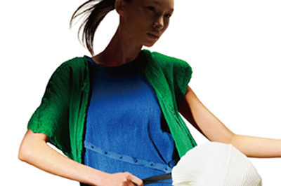 ミー イッセイ ミヤケ 7月の新作 - 旅の様々なシーンを描いたプリーツTシャツなど、新素材も