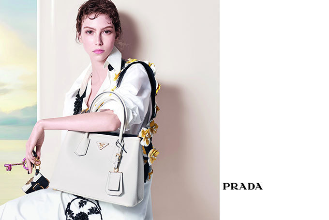 プラダ 花のアップリケ付きショルダーストラップでバッグコーディネートを提案 新ビジュアル公開 ファッションプレス