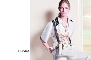 ✨美品✨PRADA　ショルダーストラップ　レザーフラワー　ピンク　ブラック 楽天市場】プラダ サフィアーノ ショルダーバッグ レザー ピンク