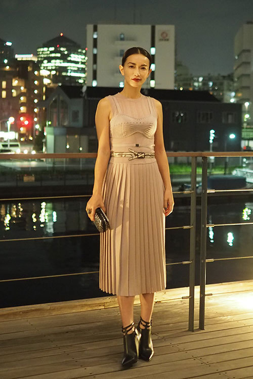長谷川京子、ボッテガ・ヴェネタのプリーツドレスを着用 - トーマス・マイヤー主宰のイベントへ | 写真