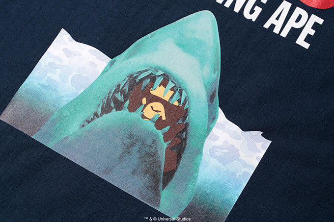 ア ベイシング エイプ×映画『ジョーズ』カモ柄のサメをあしらったTシャツなど | 写真